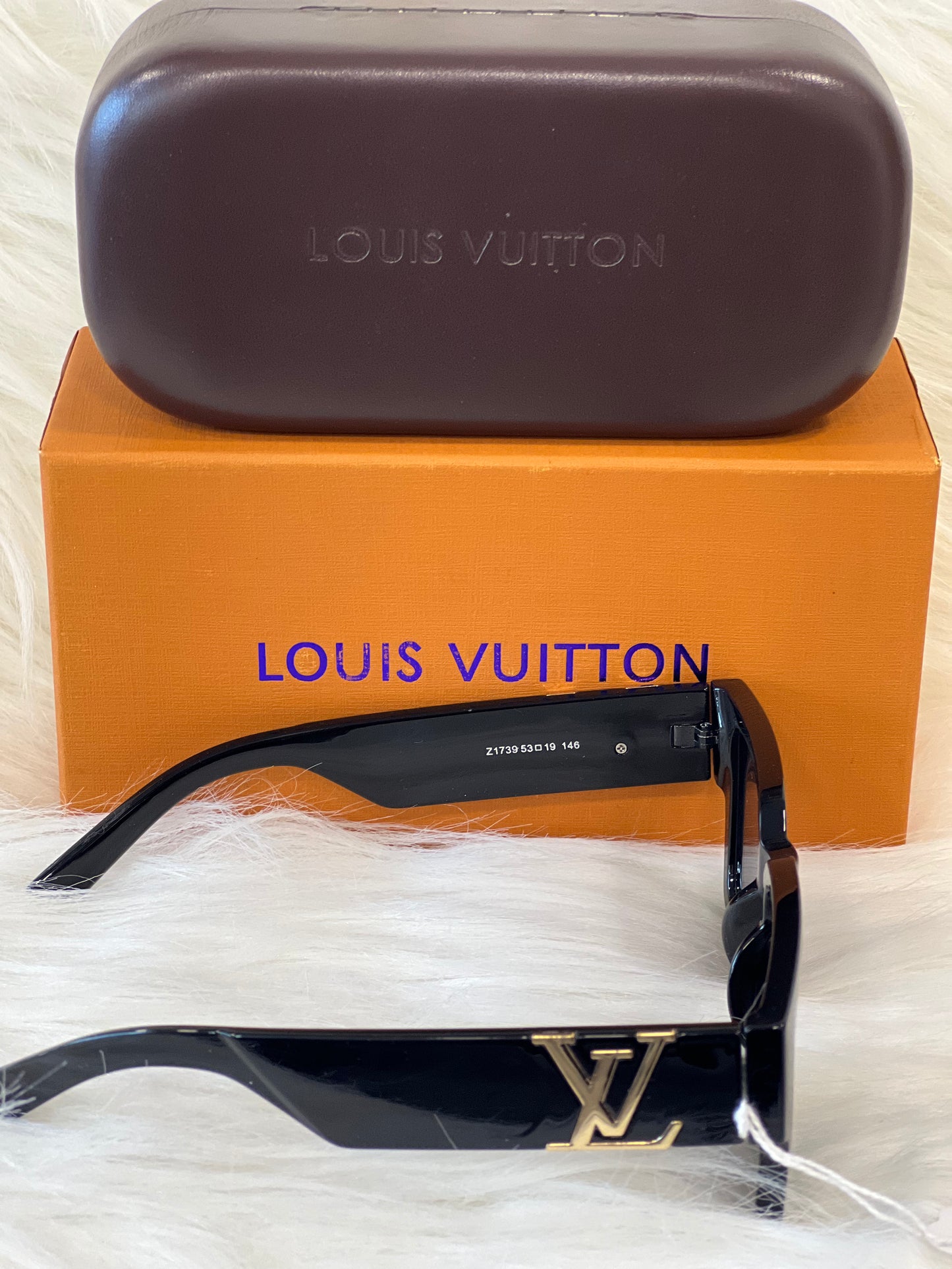 LOUIS VUITTON SUNGLASSES ( WITH BOX )