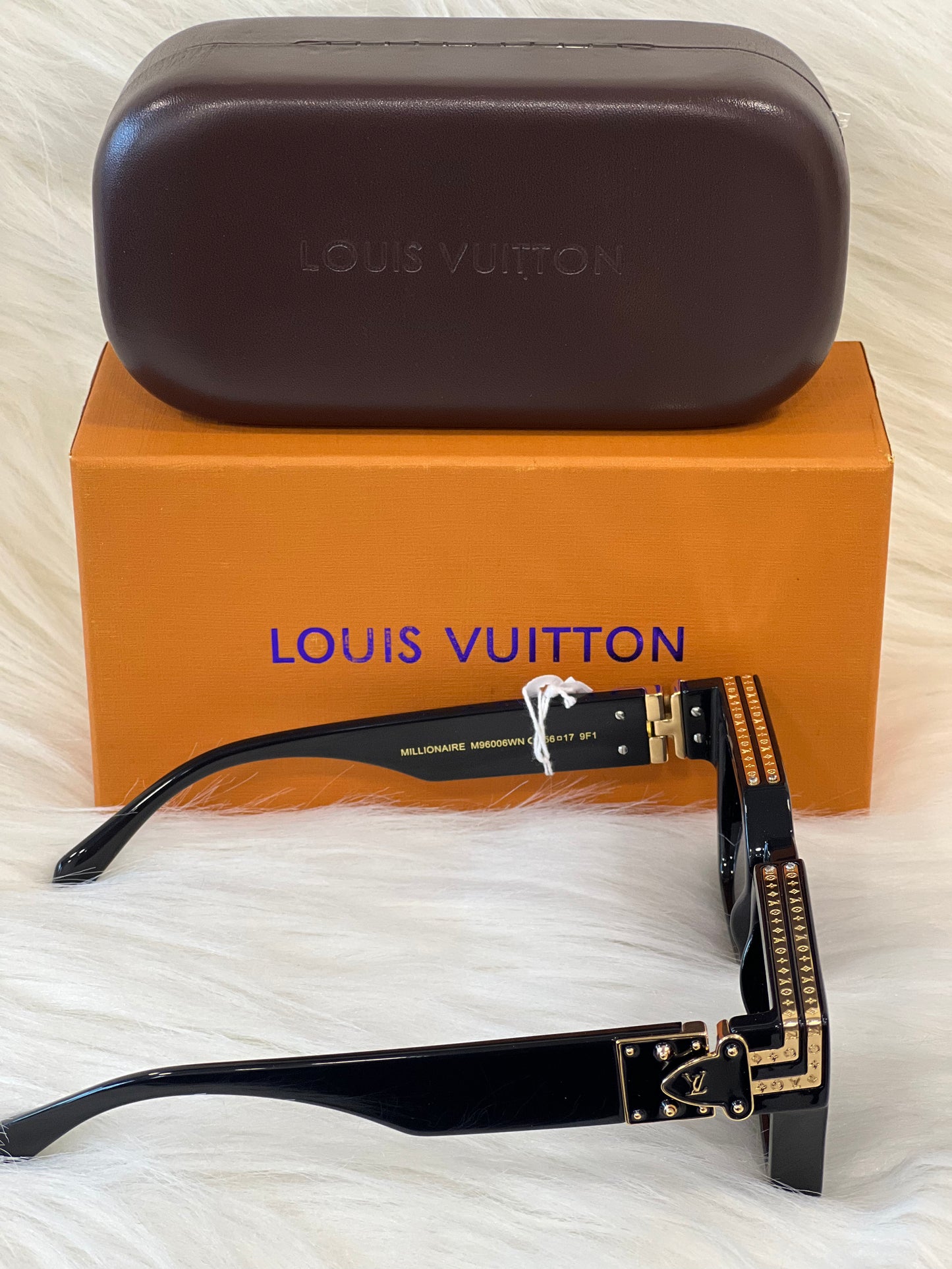 LOUIS VUITTON SUNGLASSES ( WITH BOX )