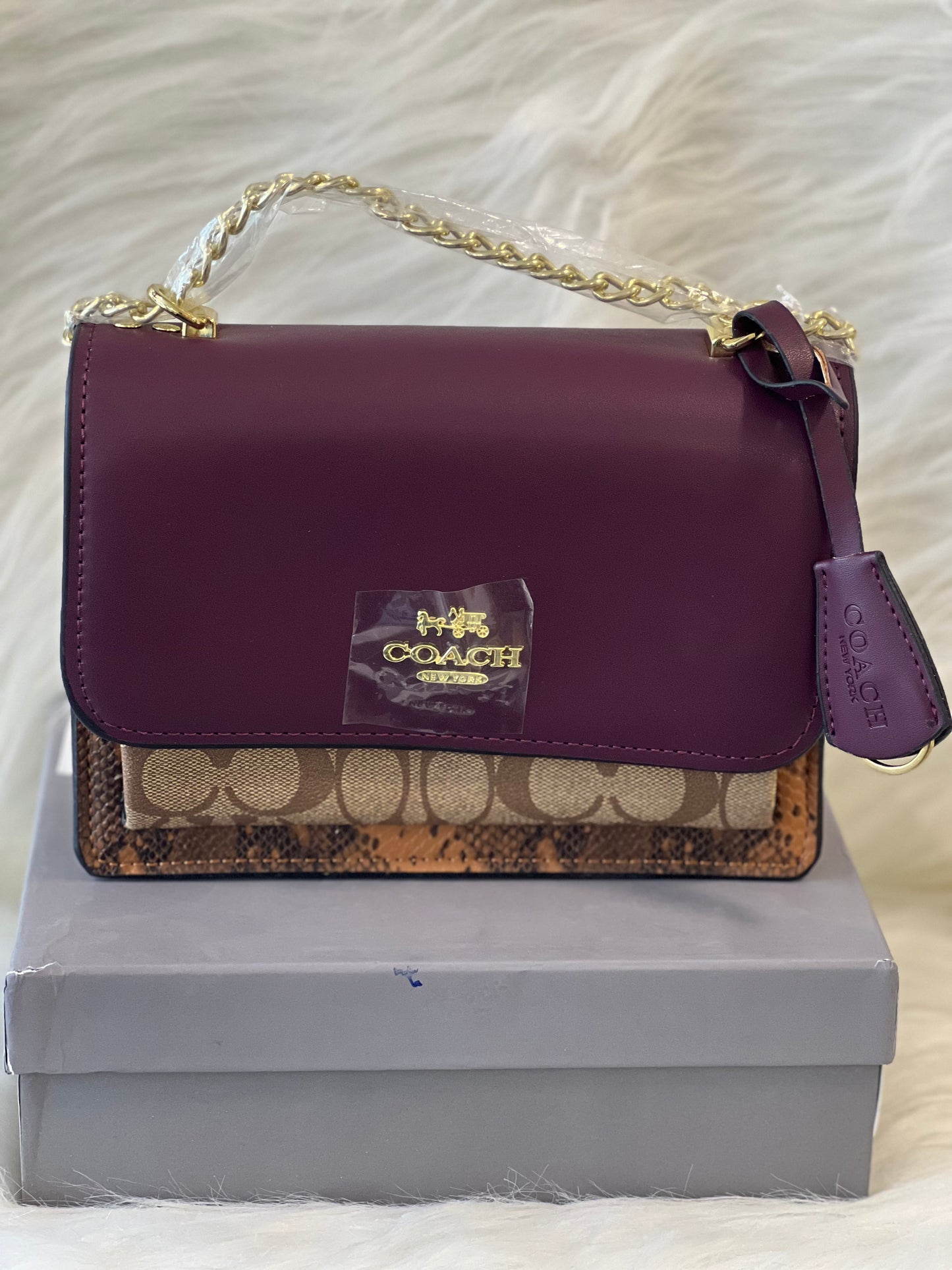 COAACH LAVENDAR COLOR SLING BAG ( WITH BOX )