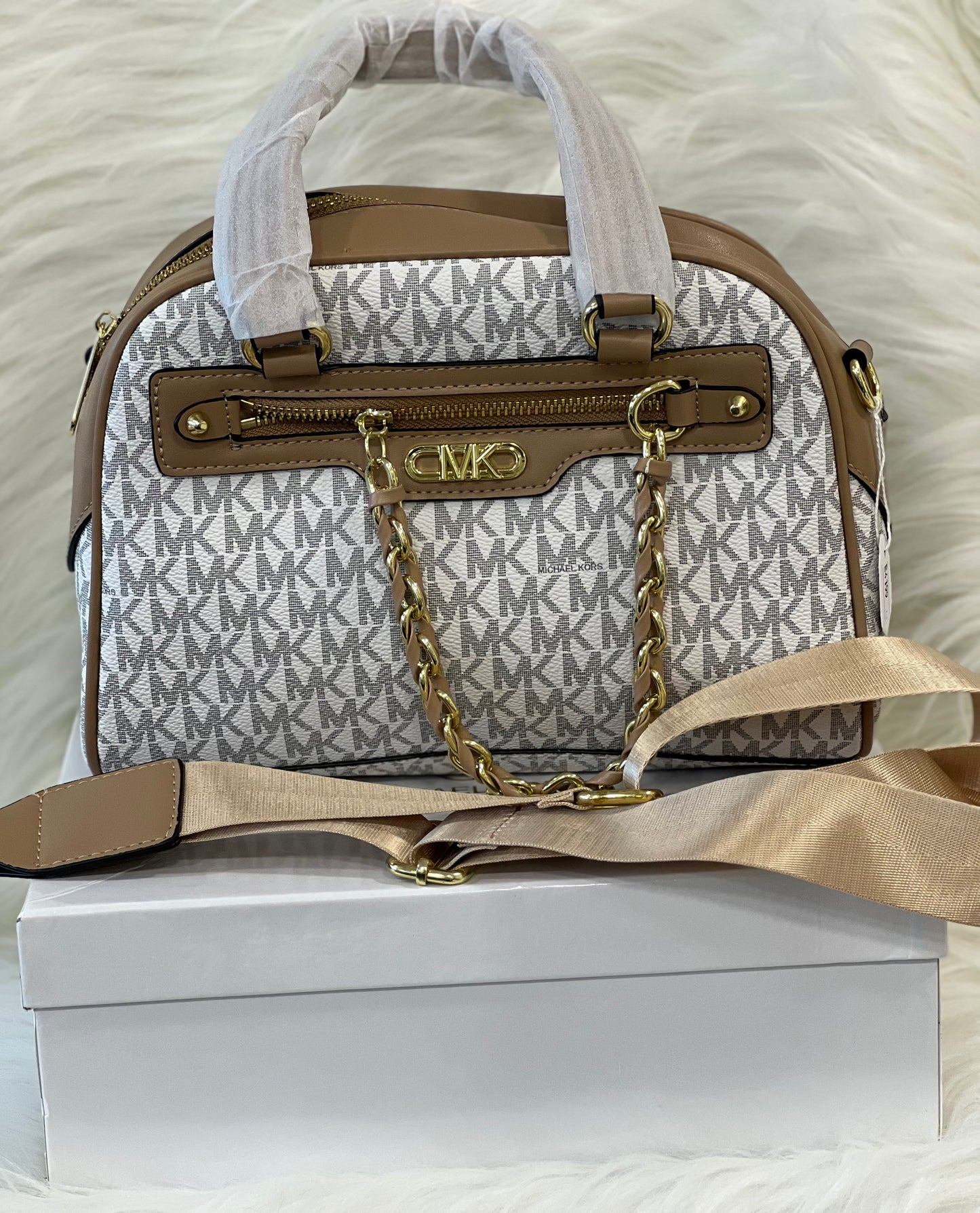 MIICHAEL KORS BEIGE HAND BAG ( WITH BOX )