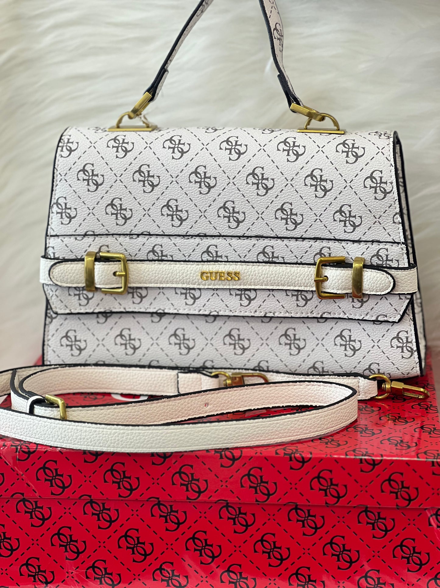 GUEESS WHITE HAND BAG ( WITH BOX )