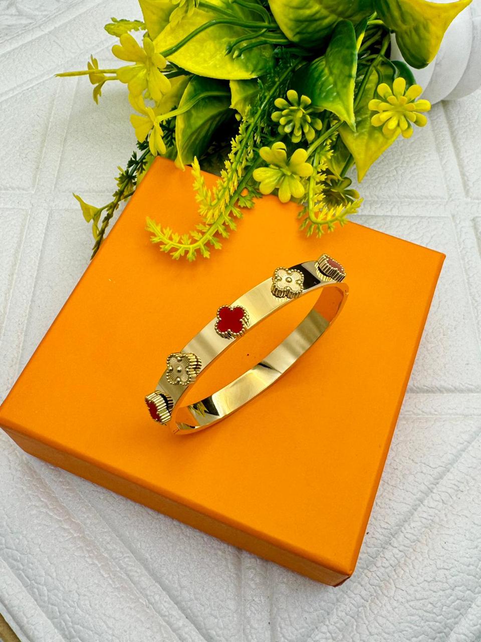 JTBS RED CLOVER ALBA BRACELET