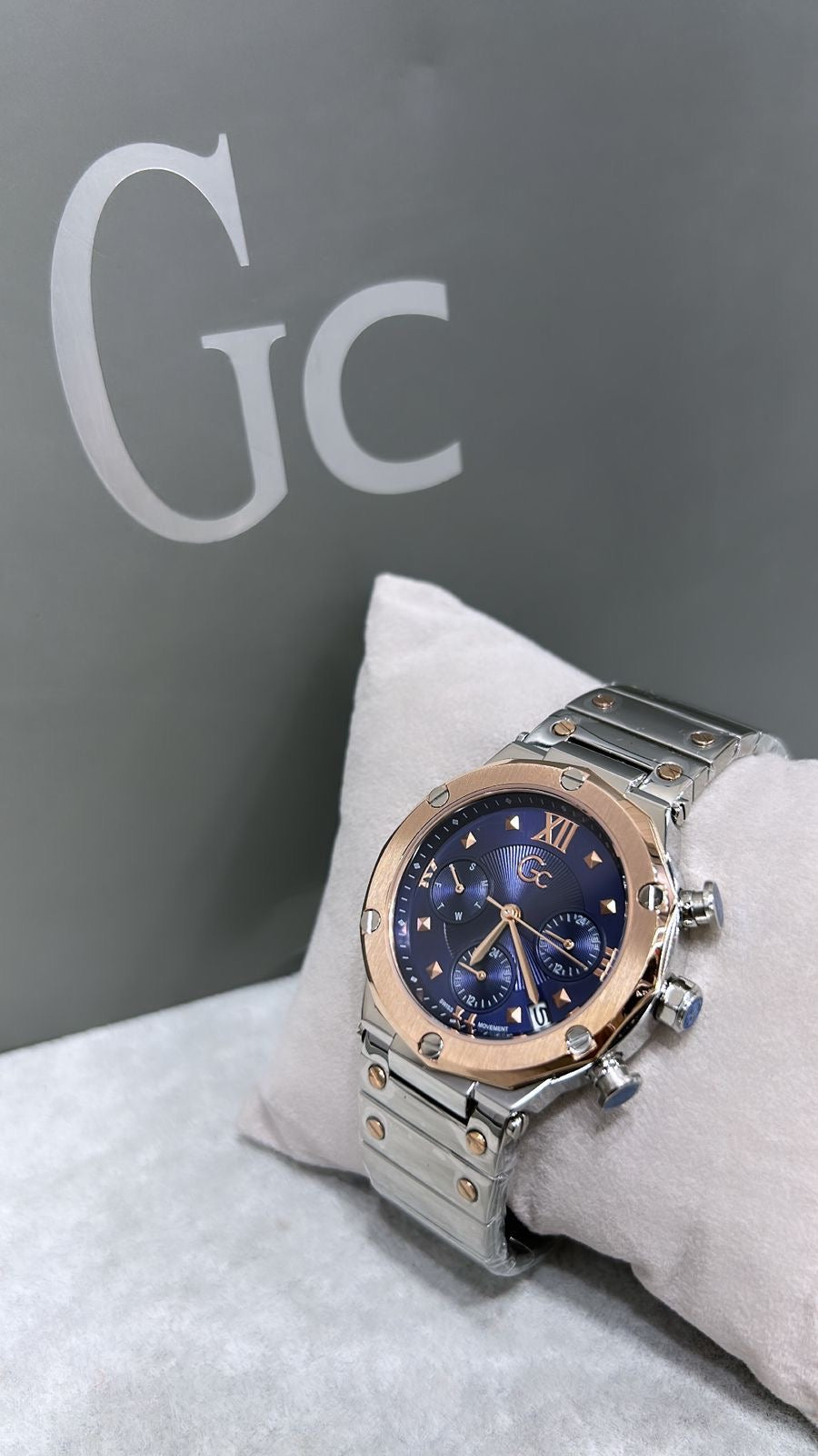 Guess Watch Stainless Steel Women Autumn-Winter 19 Analog Blue Dial ( Without Box )