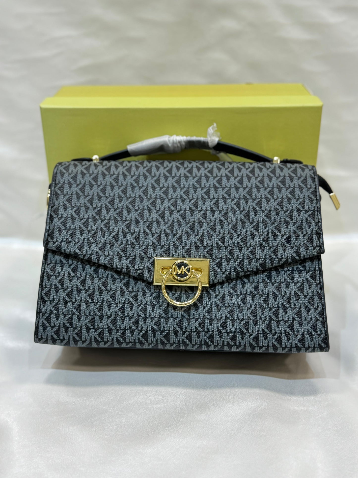 MICHAEL KORS BLACK HAND BAG ( WITH BOX )