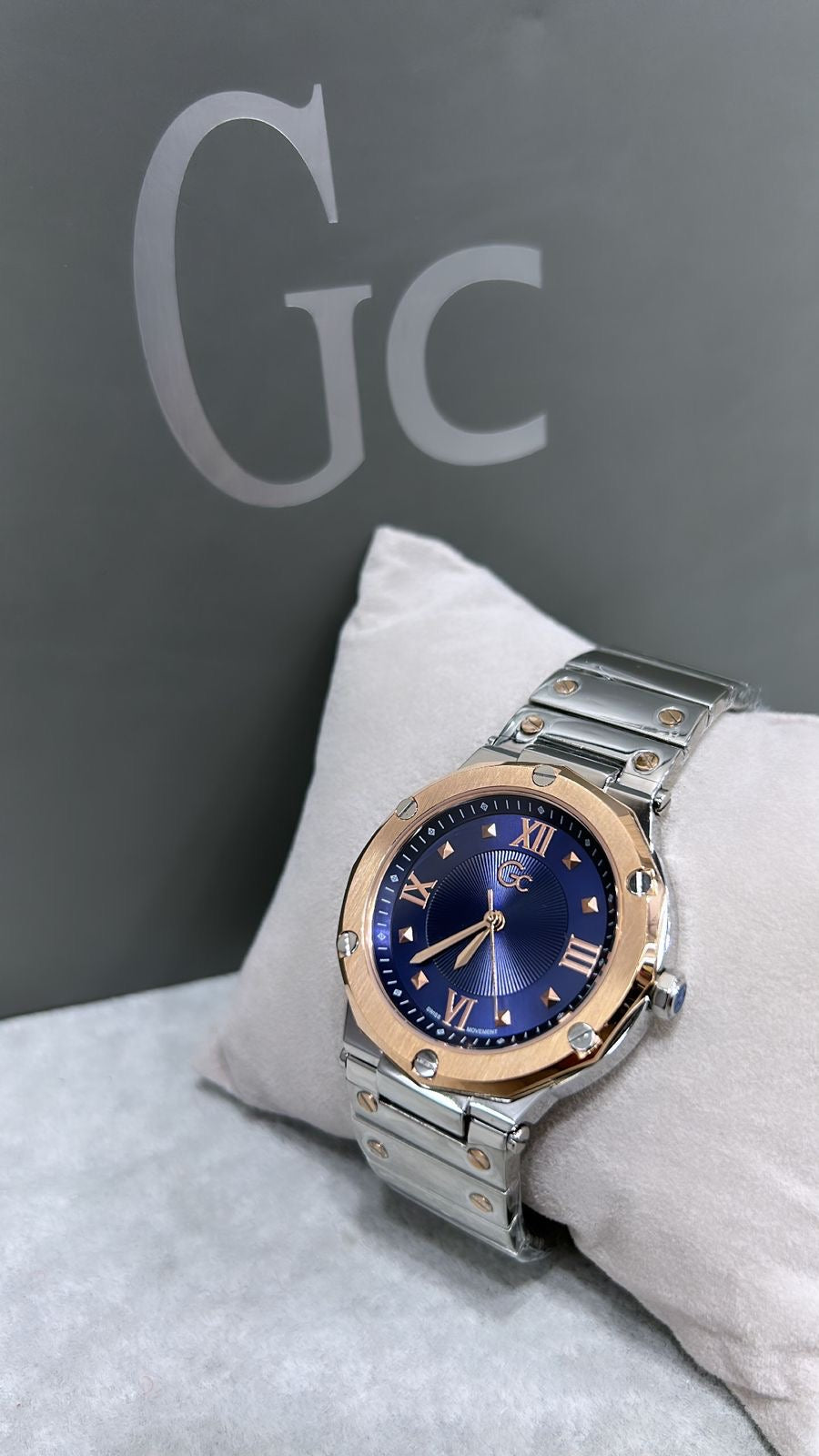 Guess Watch  Analogue Silver-Plated Round Shaped  (Without  Box )