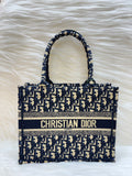 CD PREMIUM MEDIUM HAND BAG TBS-000106