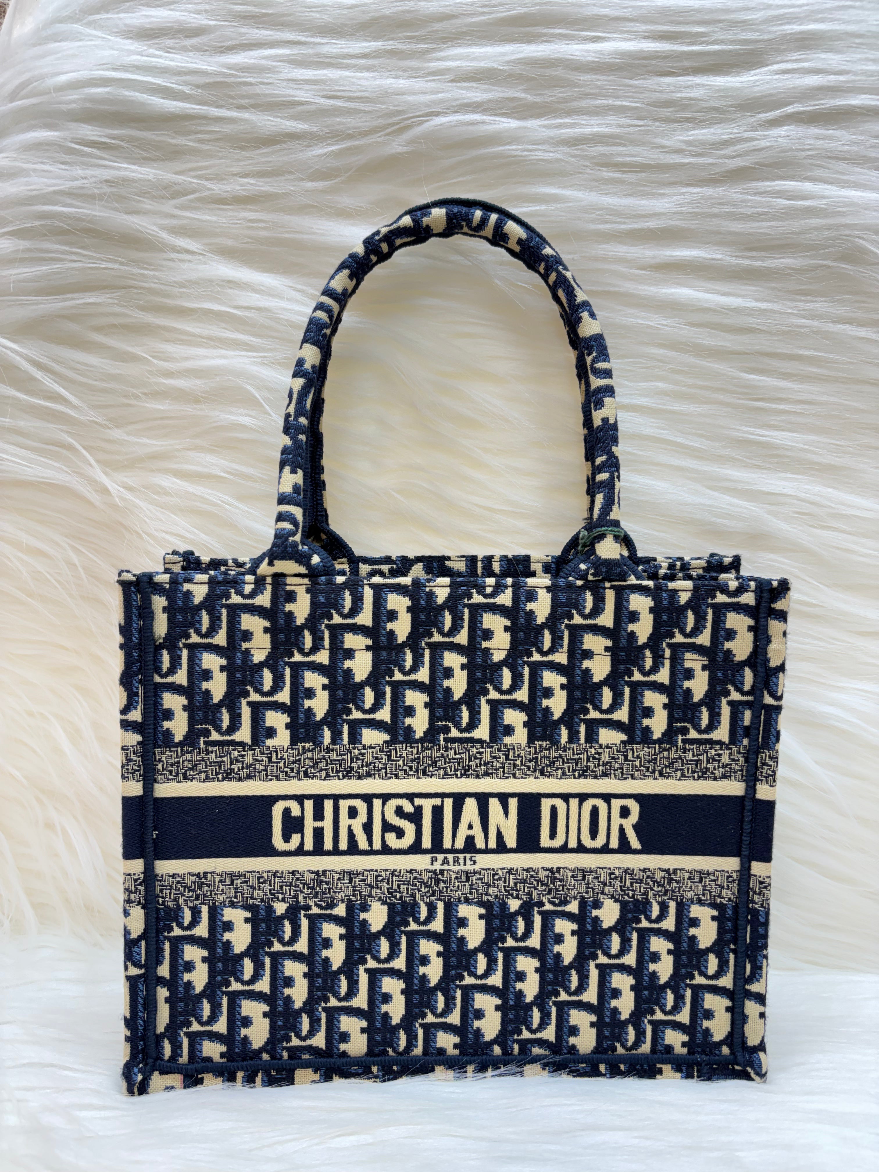 CD PREMIUM MEDIUM HAND BAG TBS-000106