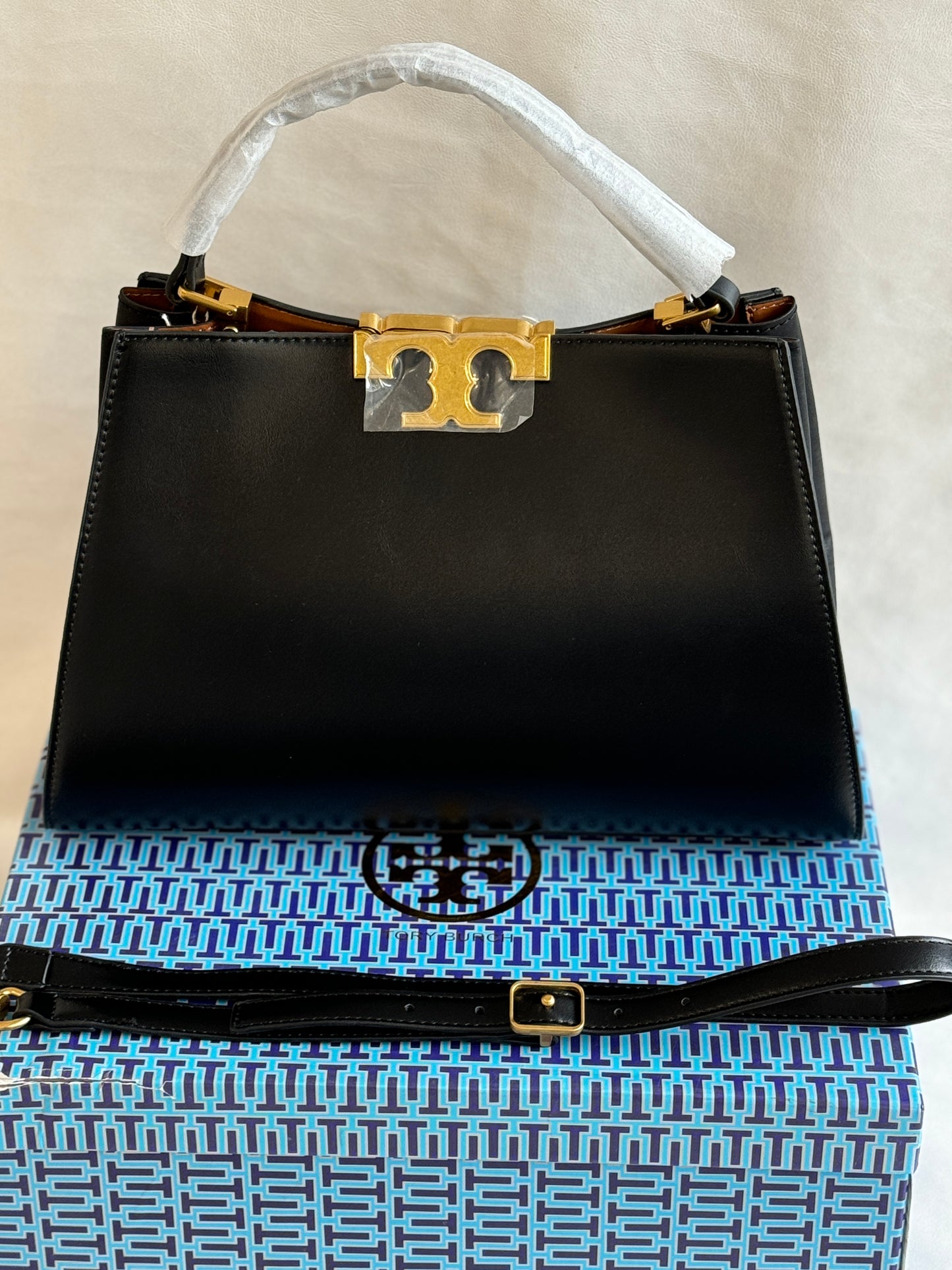 FENDI  BLACK  COLOR HAND  BAG ( WITH BOX )