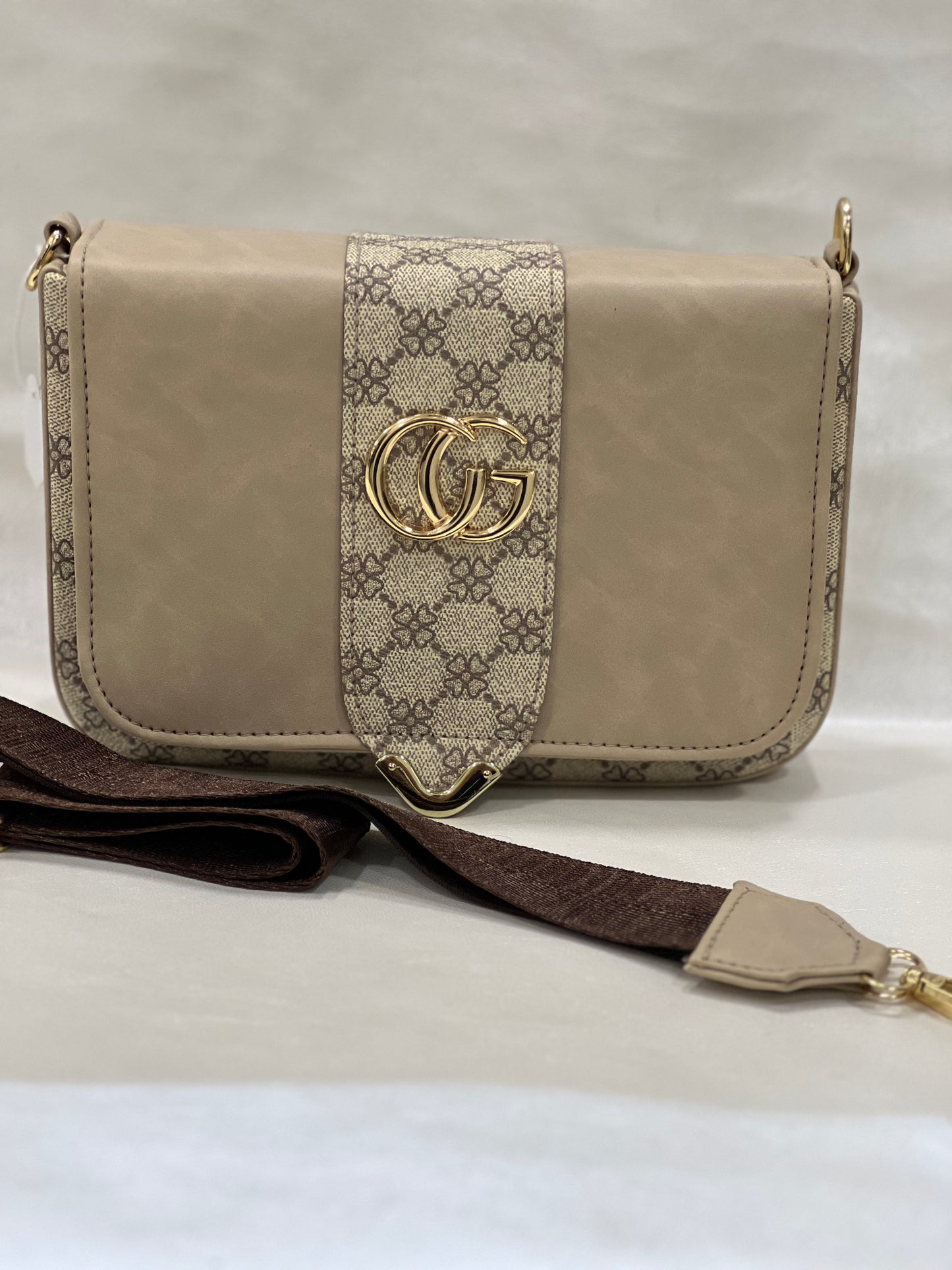 GUCCI BEIGE CASUAL BAG ( SLING BAG )