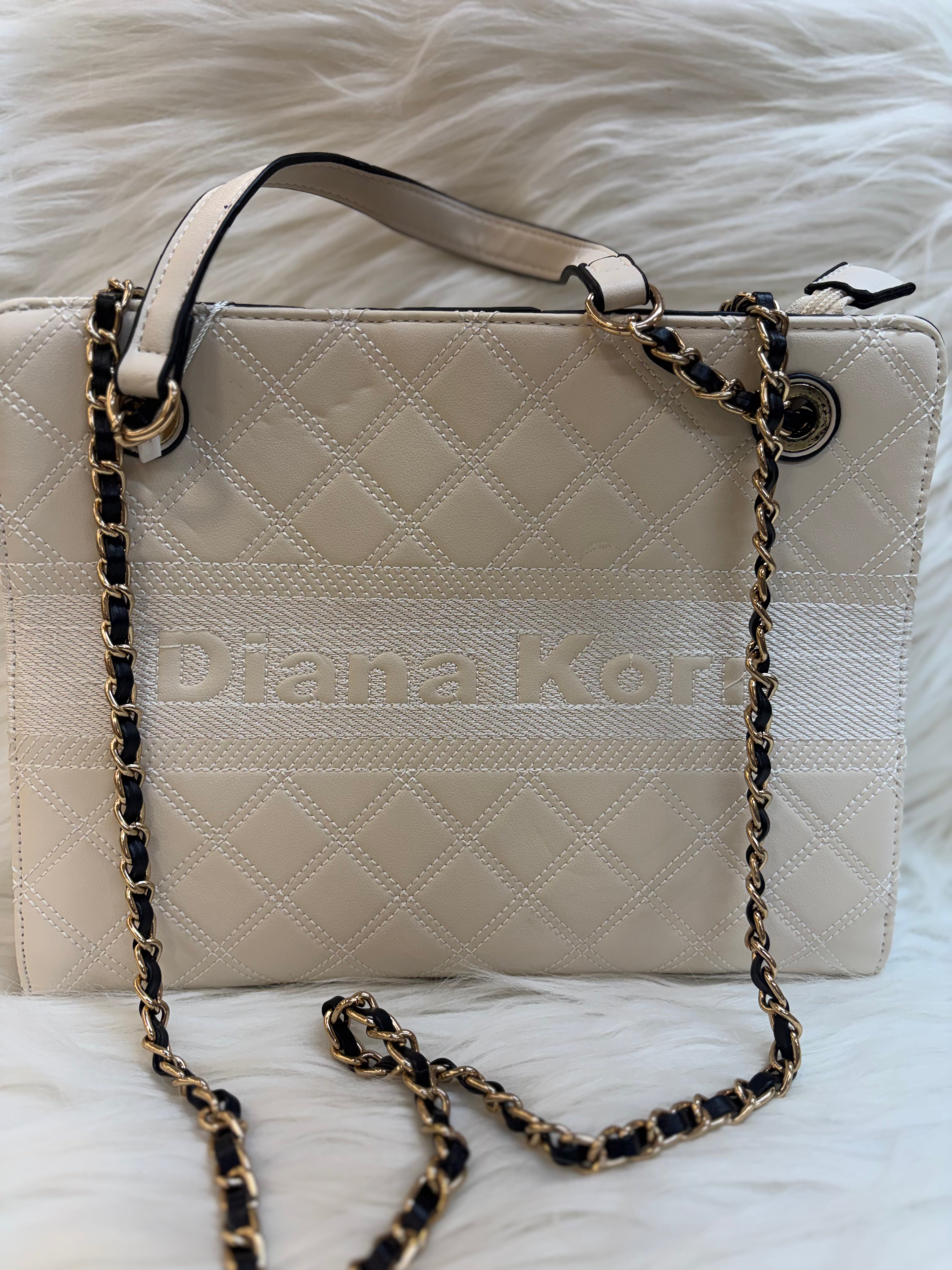 DIANA KORR WHITE QUILTED MEDIUM TOTE BAG WITH DIANA KORR EMBOSSED LOGO AND GOLD CHAIN STRAP TBS-DK26