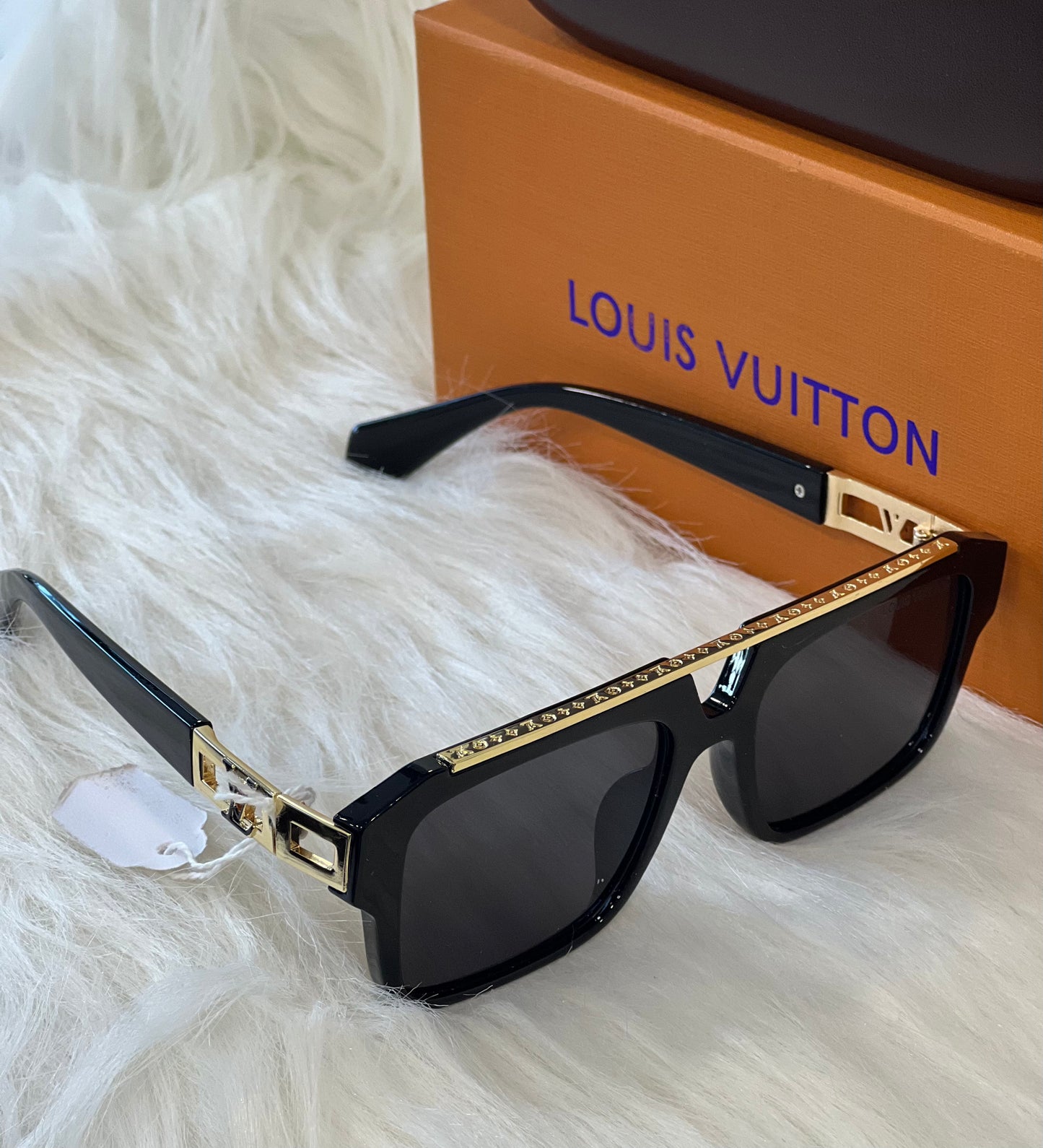LOUIS VUITTON SUNGLASSES ( WITH BOX )