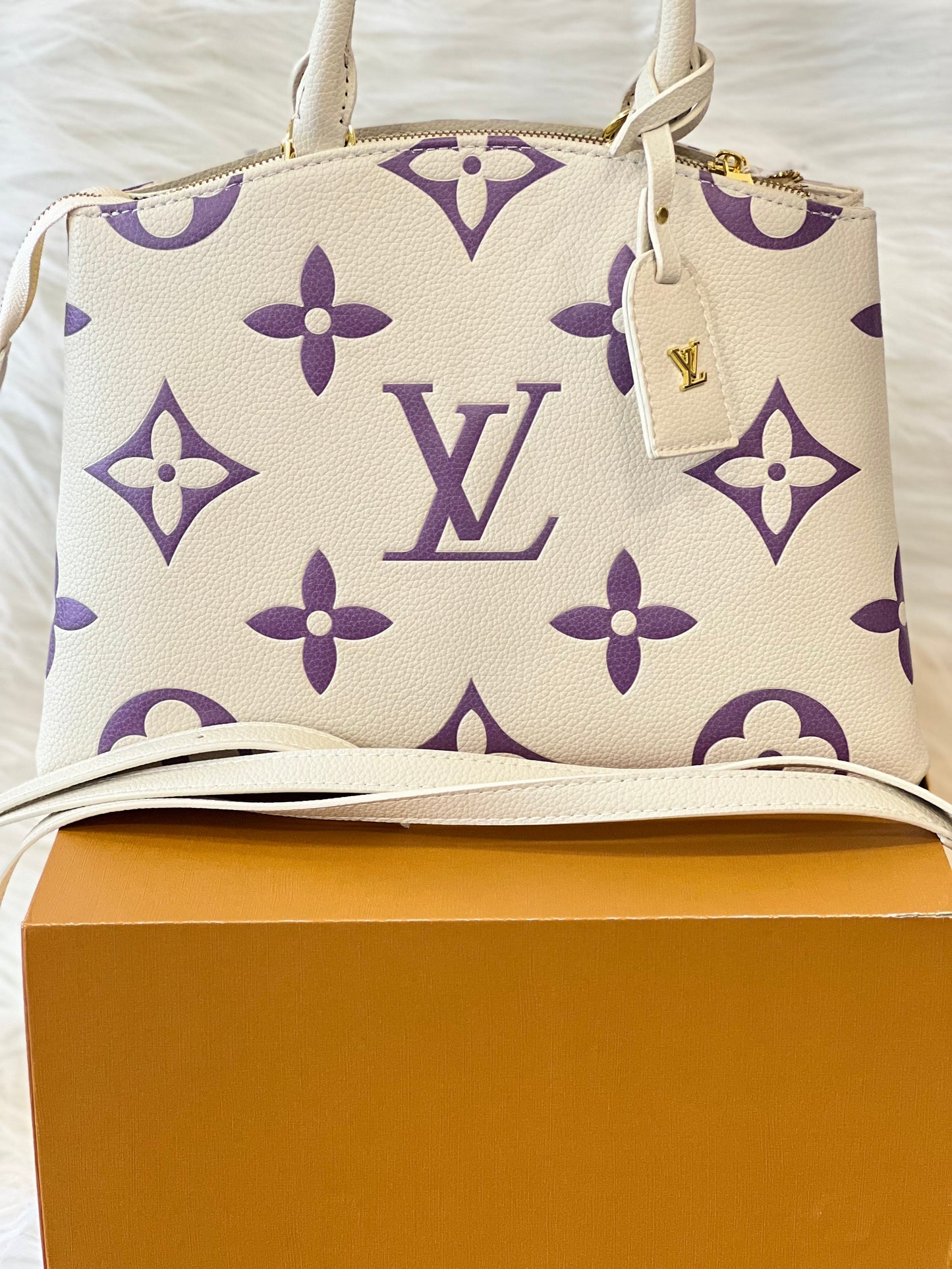 Louis Vuitton Off White & Lavender  Premium Handbag ( With Double Box Packaging )