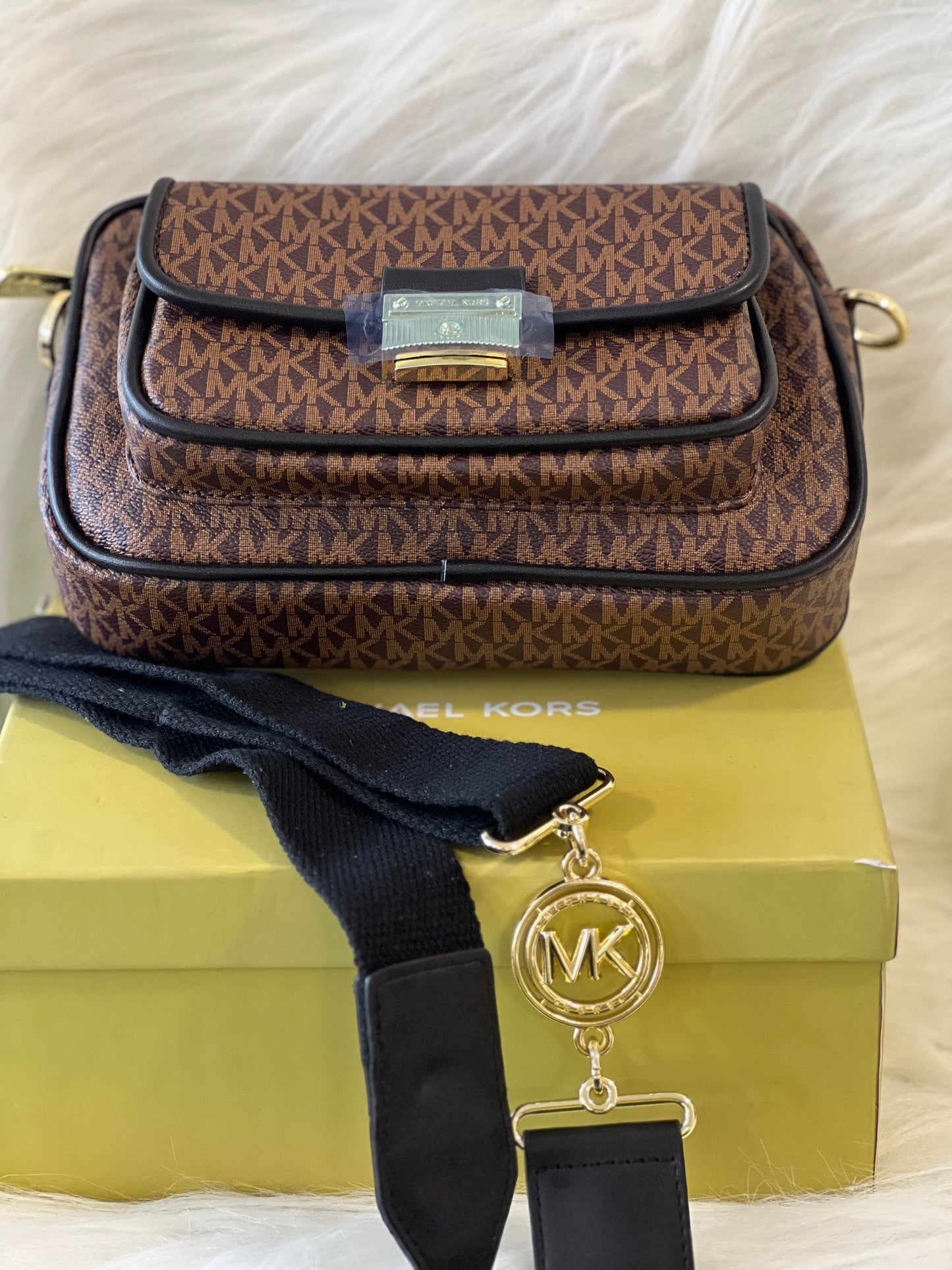 MIICHAEL KORS COFFEE HAND BAG ( WITH BOX )