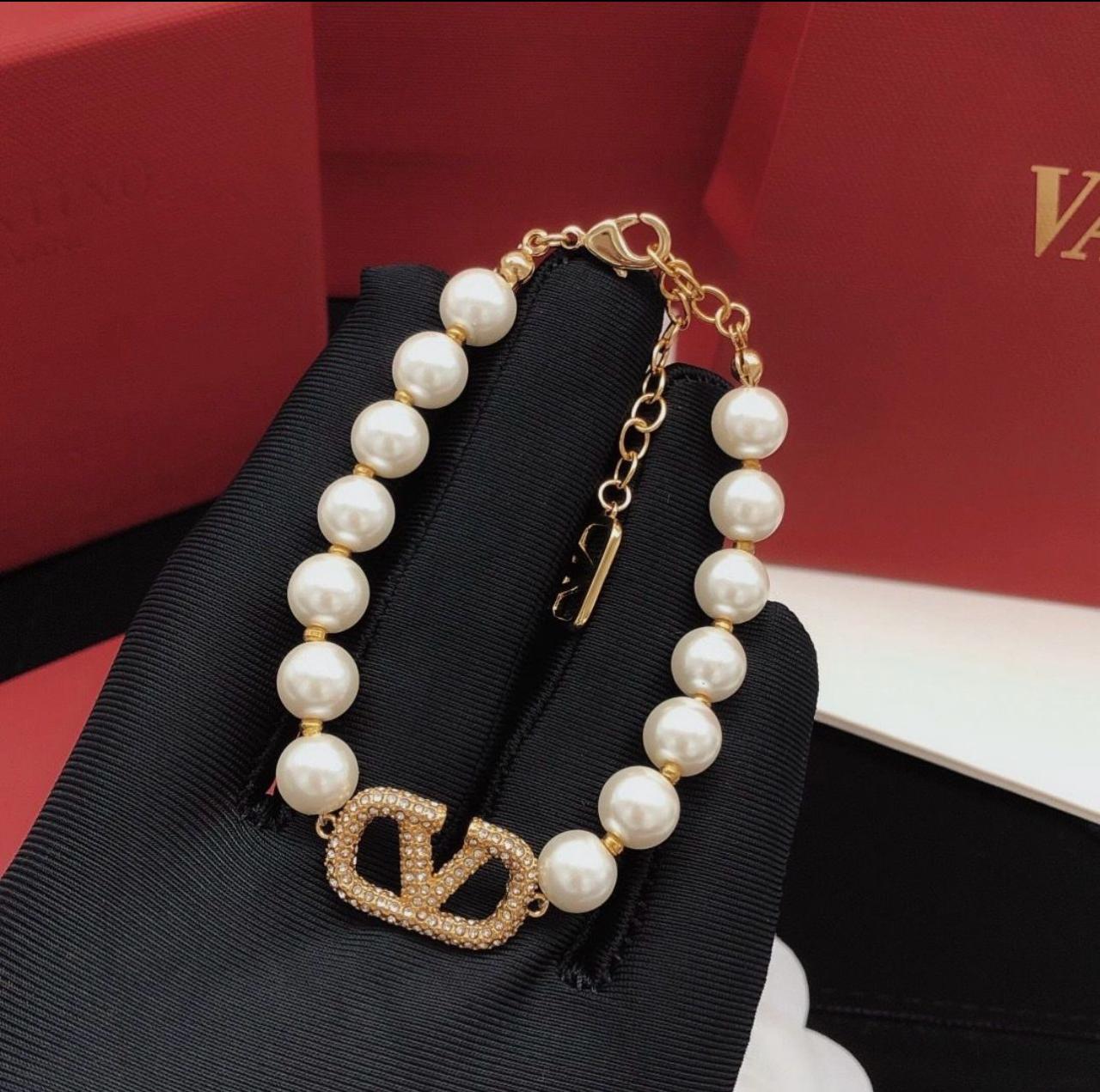 JTBS VALENTEENO Crystal Vlogo Bracelet with Pearls