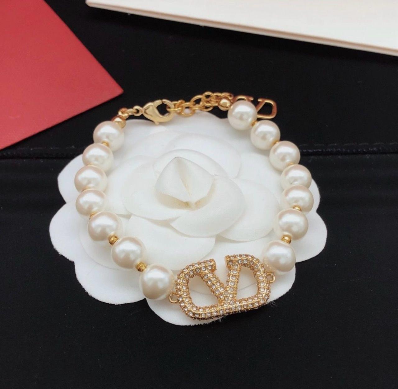 JTBS VALENTEENO Crystal Vlogo Bracelet with Pearls