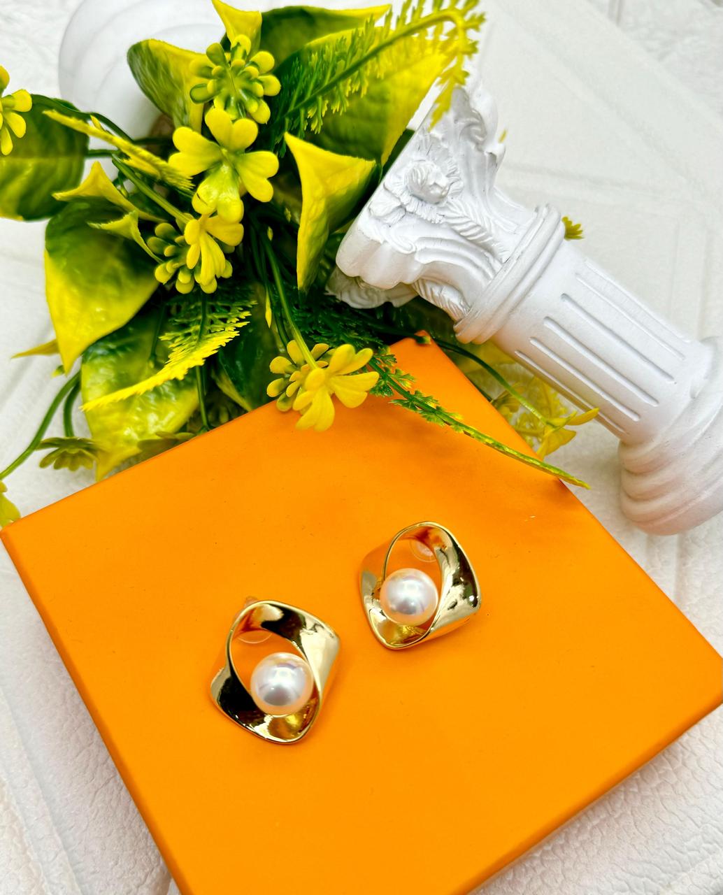 JTBS Gold Dainty Pearl Stud Earrings For Women Alloy Stud Earring