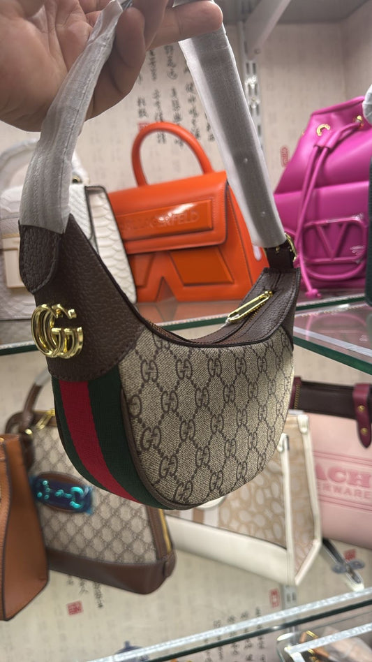 GUCCI PREMIUM GG SUPREME SLING ( WITH BOX )